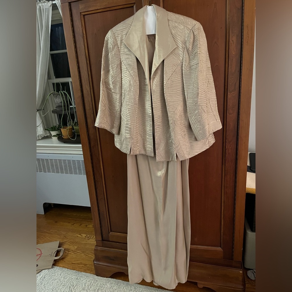 Alex Evenings Gold sleeveless dress with matching jacket. 20WP